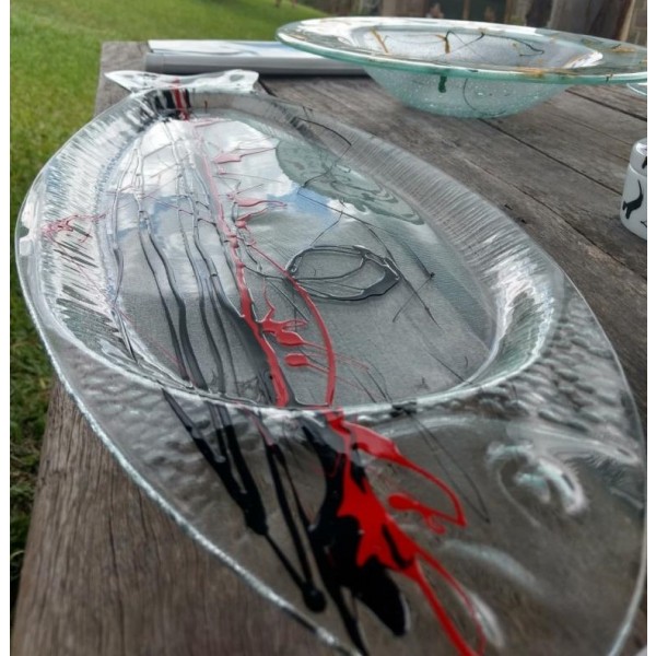 Travessa peixe em vidro fusin incolor com pintura vermelho e preto