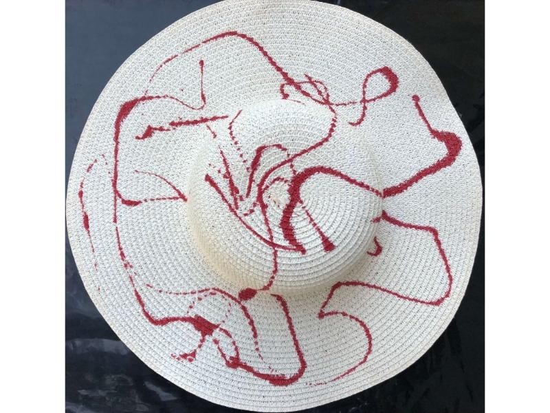 Chapéu cor marfim pintura vermelha