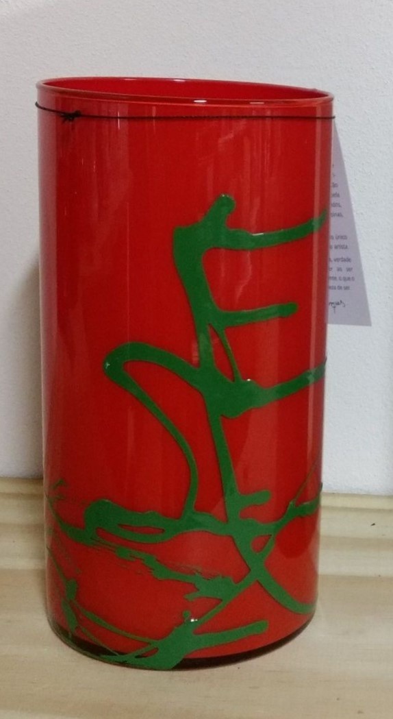Vaso cilíndrico de vidro vermelho com pintura verde pintado à mão
