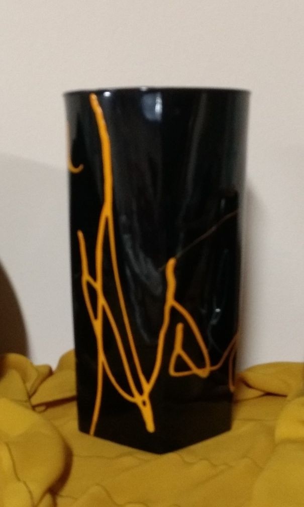 Vaso de vidro preto com pintura amarela pintado à mão