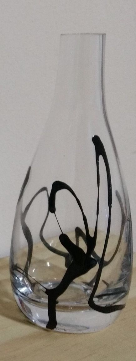 Vaso pequeno de vidro incolor com pintura preta pintado à mão