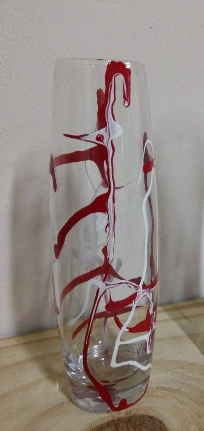 Vaso pequeno de vidro incolor com pintura vermelho e branco pintado à mão
