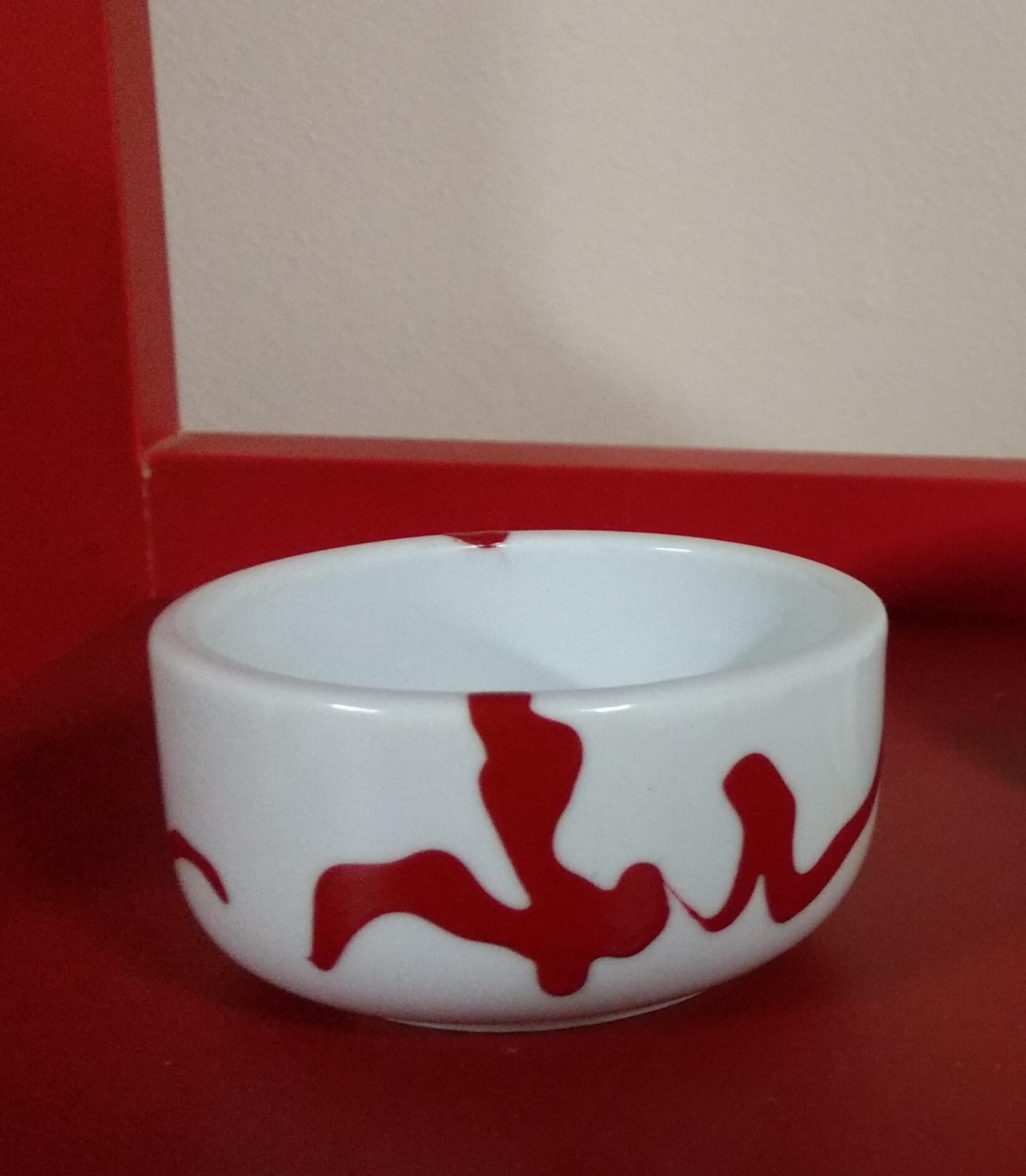 Potinho redondo em porcelana branca com pintura vermelha