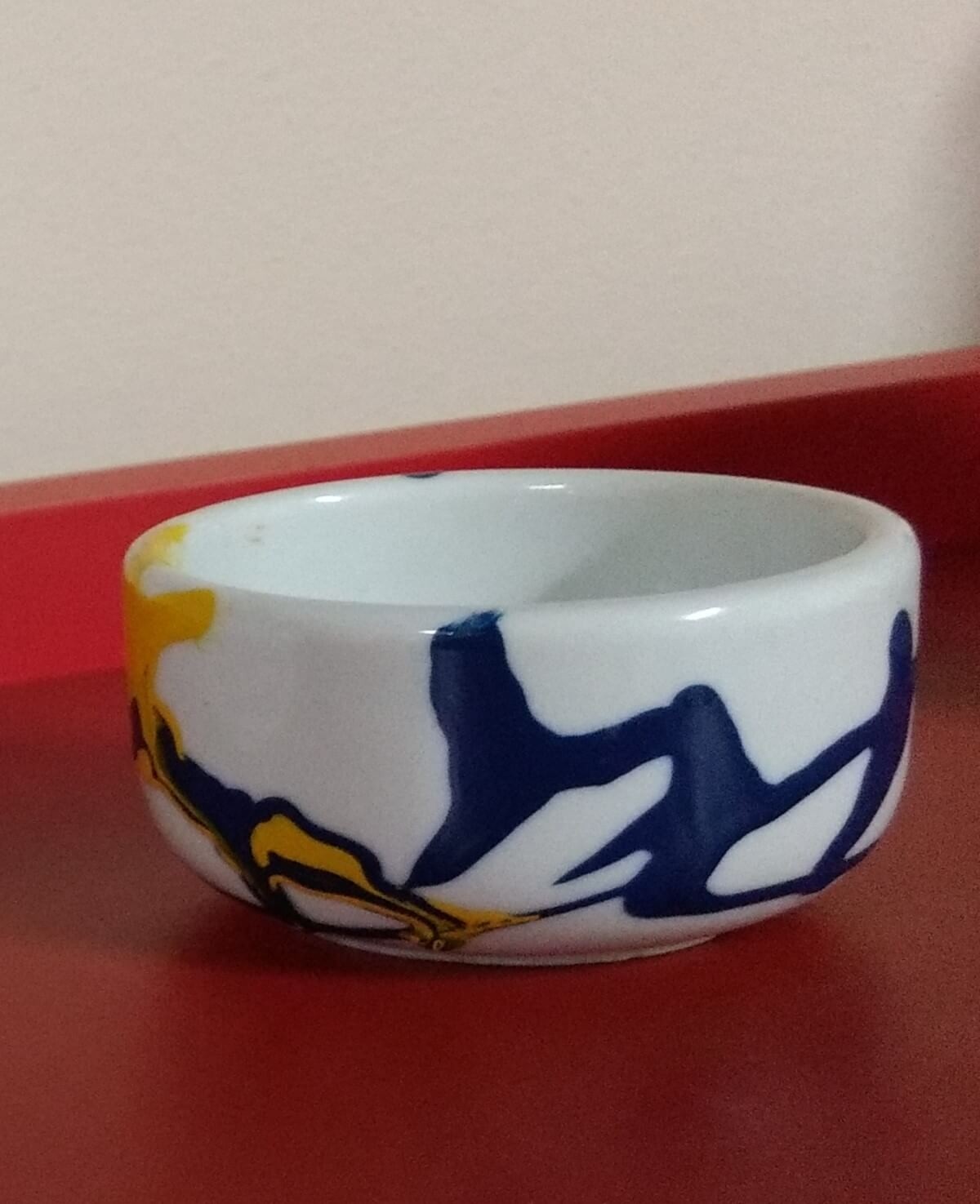 Tigela redonda em porcelana branca com pintura azul e amarela
