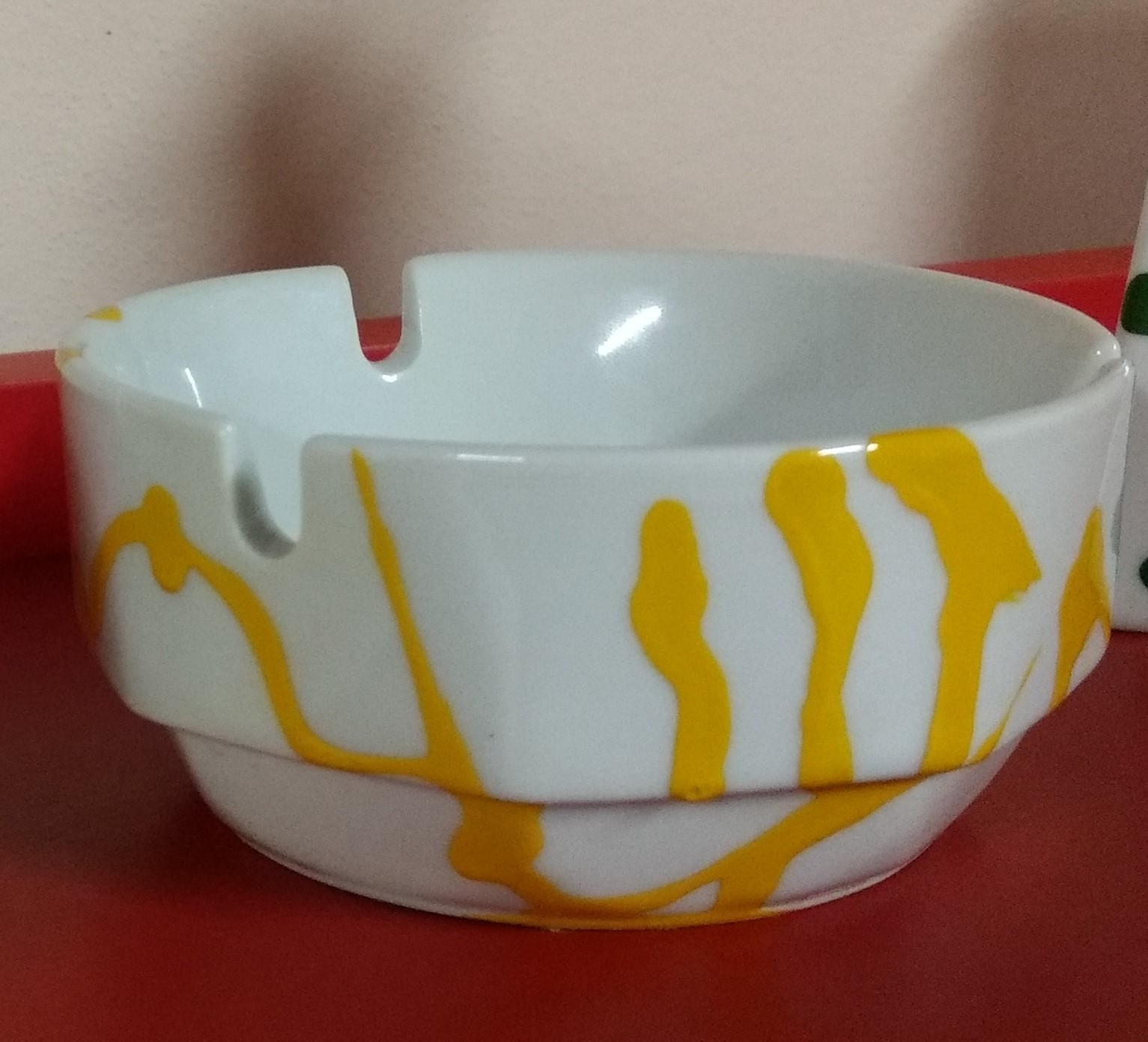 Cinzeiro em porcelana branco com pintura amarela