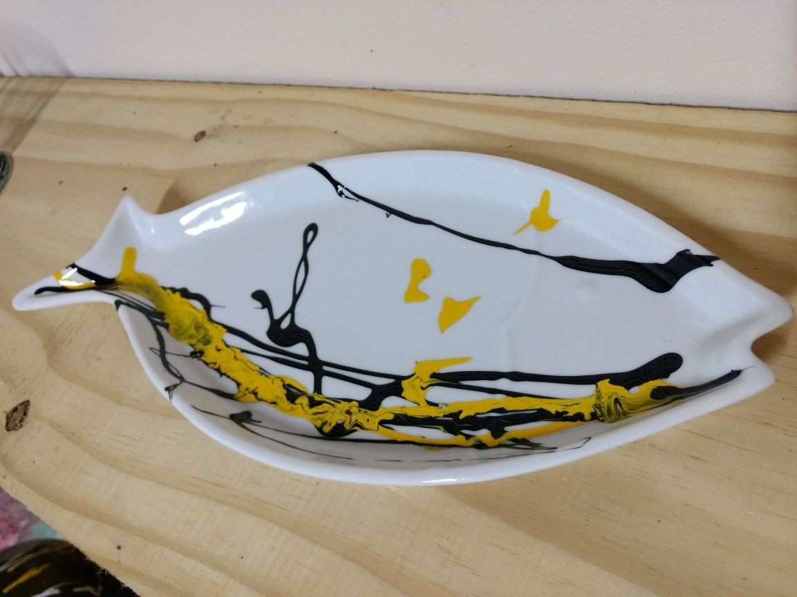 Travessa peixe grande em porcelana com pintura amarela e preta