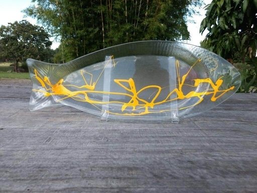 Travessa peixe em vidro fusin incolor com pintura amarela