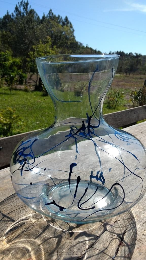 Vaso de vidro incolor com pintura azul pintado à mão