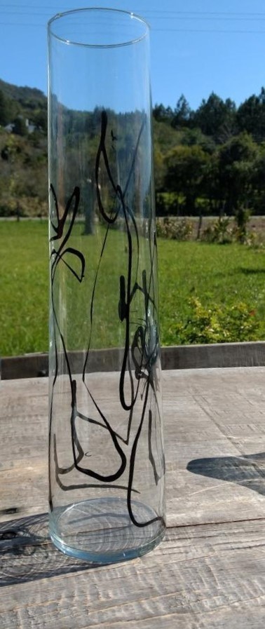 Vaso de vidro incolor com pintura vermelha pintado à mão