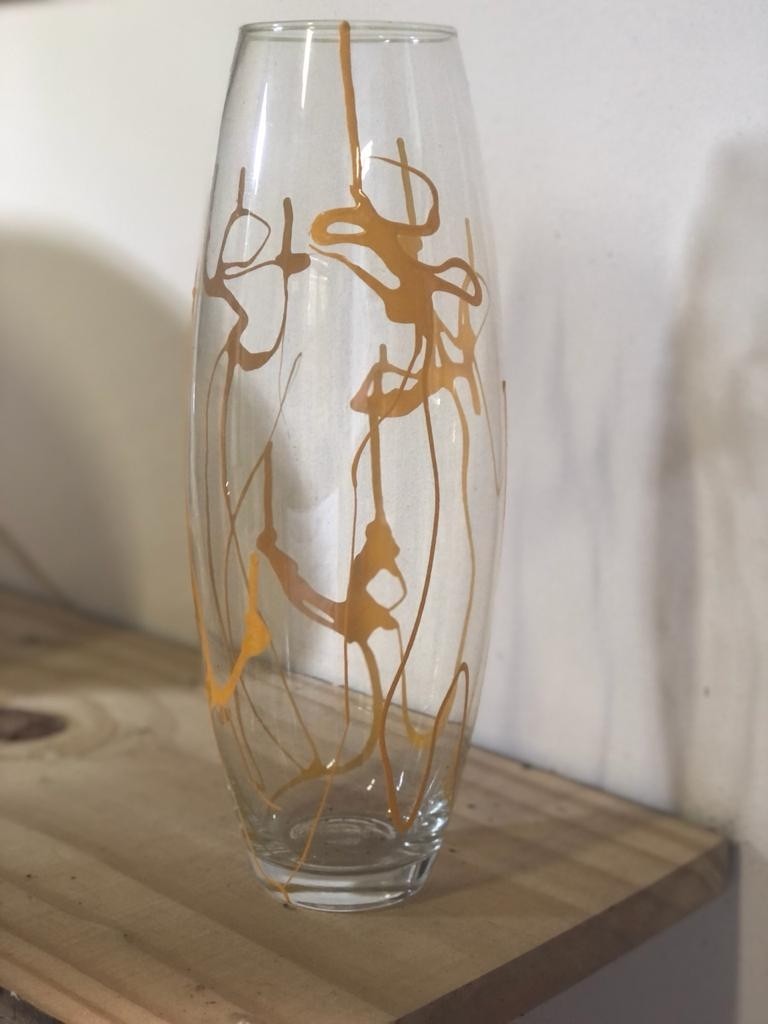 Vaso de vidro incolor com pintura amarela pintado à mão