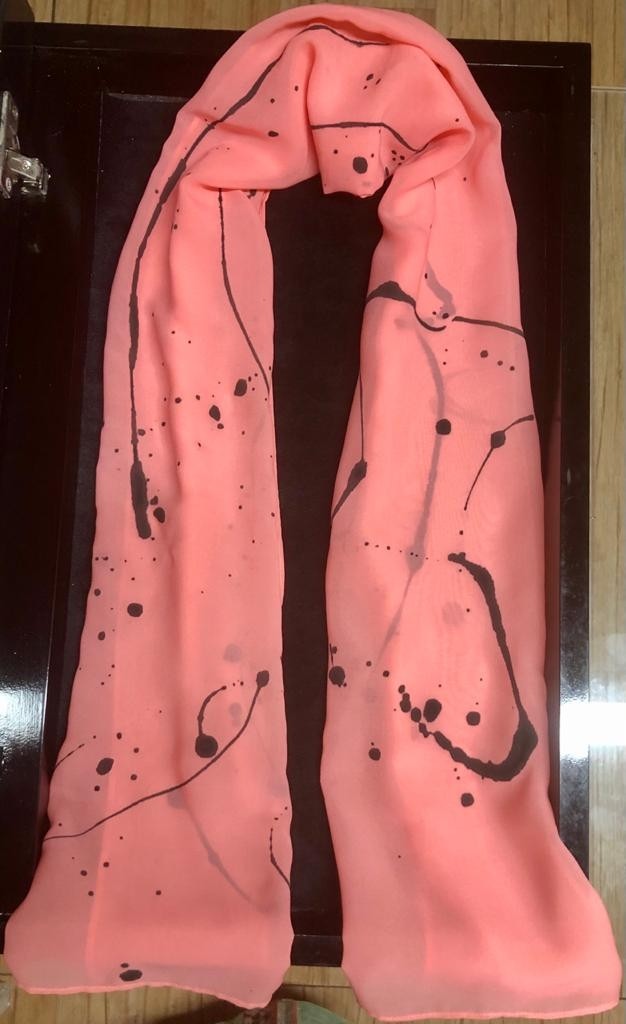Echarpe rosa salmão com pintura preta